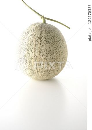 丸ごとメロンを白背景で撮影 129570588