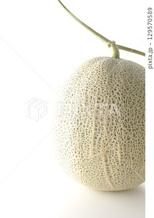 丸ごとメロンを白背景で撮影 129570589