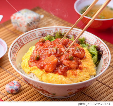 プリプリ海老のエビチリ丼　中華ランチ盛り付けイメージ 129570723