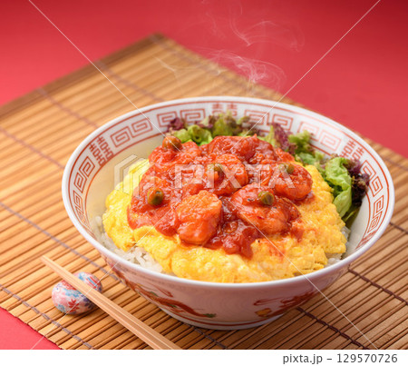 プリプリ海老のエビチリ丼　中華ランチ盛り付けイメージ 129570726