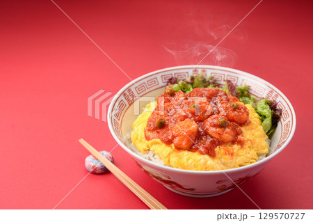 プリプリ海老のエビチリ丼　中華ランチ盛り付けイメージ 129570727