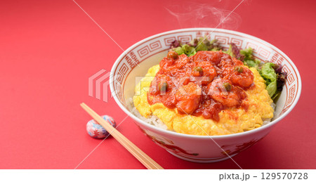 プリプリ海老のエビチリ丼　中華ランチ盛り付けイメージ 129570728
