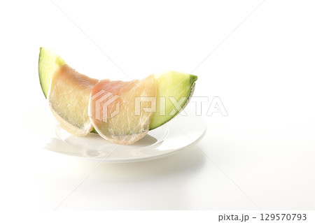 生ハムメロンを白背景で撮影 129570793