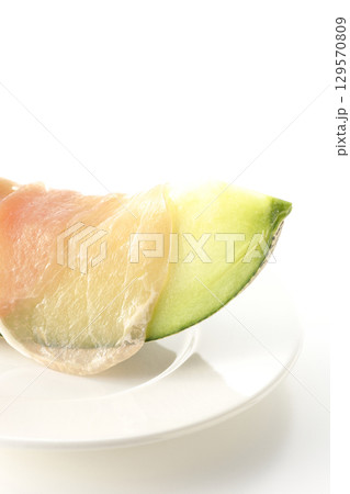 生ハムメロンを白背景で撮影 129570809