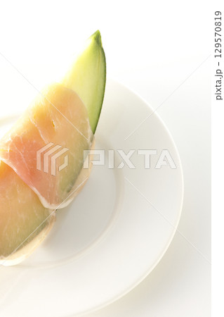 生ハムメロンを白背景で撮影 129570819