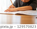 勉強をする小学生 129570823