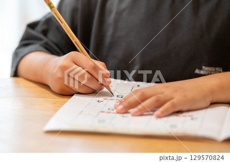 勉強をする小学生 勉強をする小学生 129570824