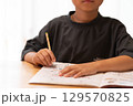 勉強をする小学生 129570825