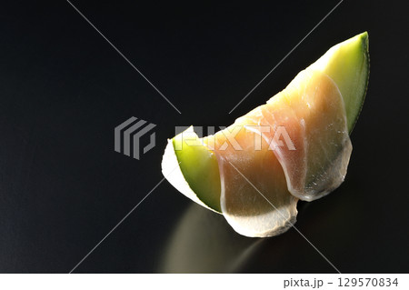 生ハムメロンを黒背景で撮影 129570834