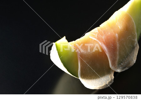 生ハムメロンを黒背景で撮影 129570838
