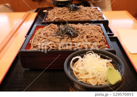 そば三種盛り — 海苔と薬味が彩る伝統的な和食の一皿 そば三種盛り — 海苔と薬味が彩る伝統的な和食の一皿 129570955