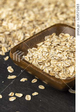 oatmeal for quick cooking of porridge with preservation of useful microelements, close up 129571063