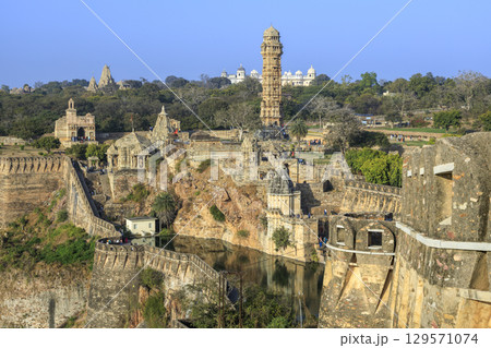 チットールガル城壁から望むチットールガル城 129571074