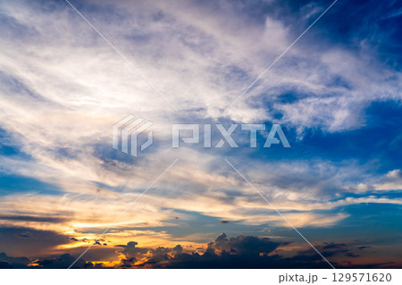 夕日に染まる雲 129571620