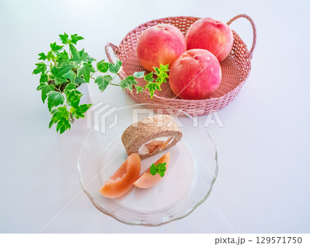 ピーチティのロールケーキ、桃、ハーブ、観葉植物 129571750