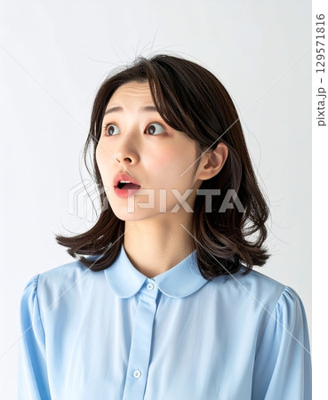 ショックを受ける女性 ショックを受ける女性 129571816