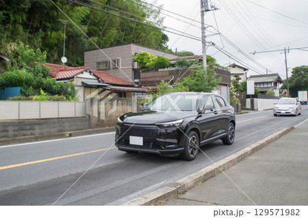 HEV コンパクトSUV 道路走行 129571982
