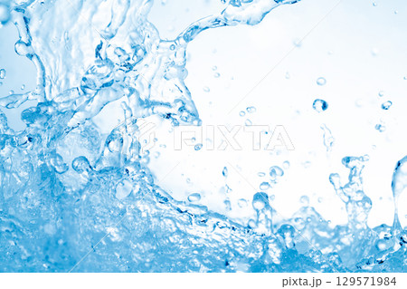 青の背景に飛び散る水飛沫. 129571984