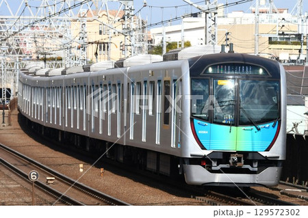 元町中華街へ向けて東急東横線をゆく西武鉄道40000系 129572302