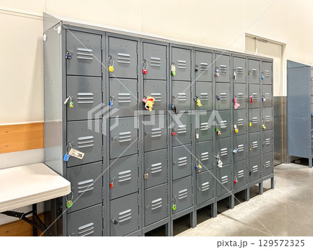 南京錠がかけられたコインロッカー 129572325
