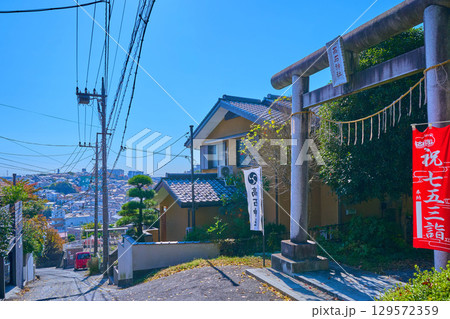 秋の神奈川県川崎市麻生区の高石神社の鳥居前から南側の眺望 秋の神奈川県川崎市麻生区の高石神社の鳥居前から南側の眺望 129572359