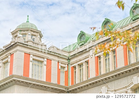青空の下に映える赤レンガの大阪市中央公会堂 129572772