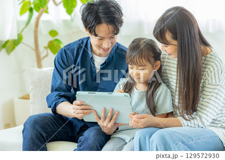 タブレットを見る家族 129572930