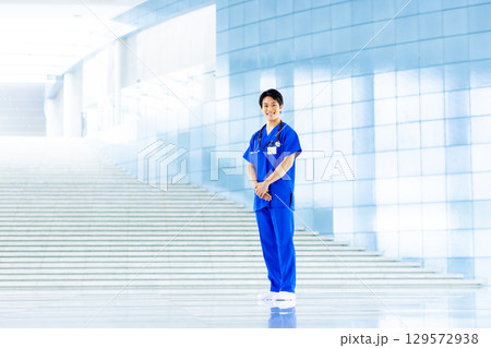 病院で働く若い医師 129572938