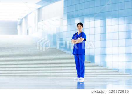 病院で働く若い医師 129572939