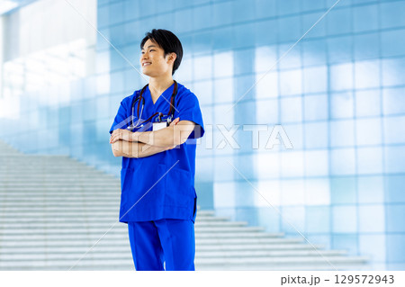 病院で働く若い医師 病院で働く若い医師 129572943