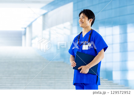 病院で働く若い医師 129572952