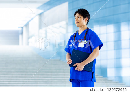 病院で働く若い医師 129572953