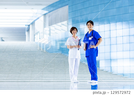 病院で働く若い医者　看護師 129572972