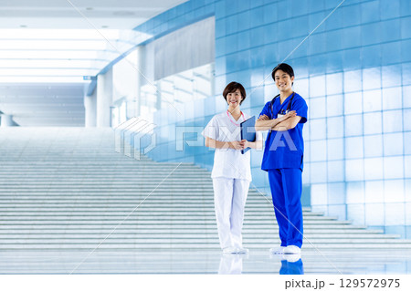 病院で働く若い医者　看護師 129572975