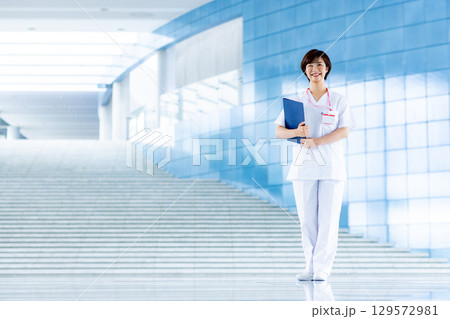 病院で働く若い看護士 129572981