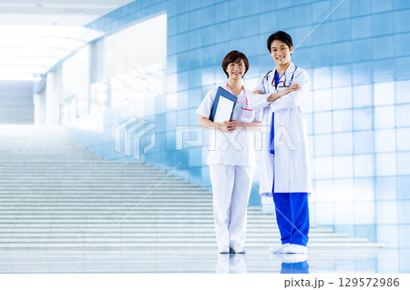 医者 看護師 病院 医者 看護師 病院 129572986