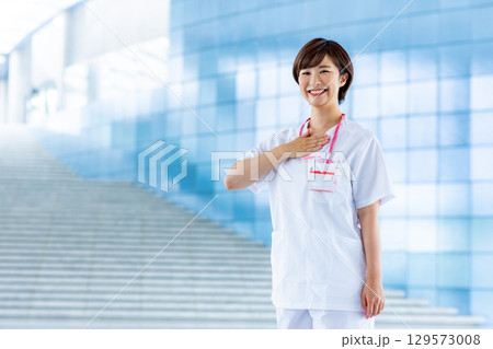 笑顔の看護師 129573008