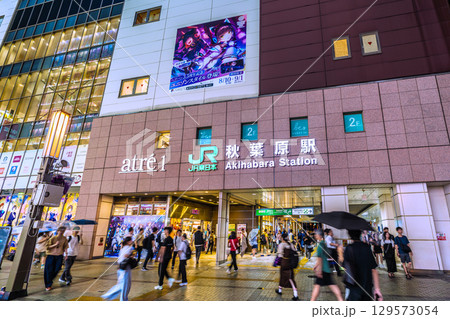 日本の東京都市景観8月 夜でも若者や外国人観光客らで賑わう秋葉原=12日 日本の東京都市景観8月 夜でも若者や外国人観光客らで賑わう秋葉原=12日 129573054