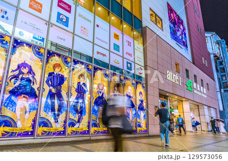 日本の東京都市景観8月 夜でも若者や外国人観光客らで賑わう秋葉原＝12日 129573056