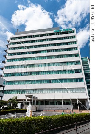 杏林大学医学部付属病院の正面入口　東京都三鷹市新川6丁目 129573161