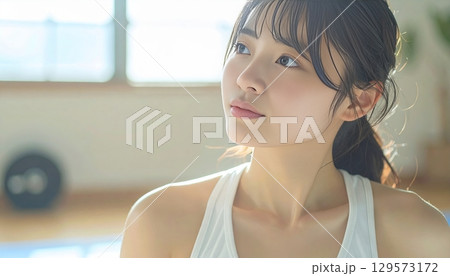 ストレッチをする女性 129573172