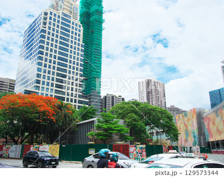 躍動するフィリピン - マニラ・マカティの中心街 　都市景観（2025年6月） 129573344