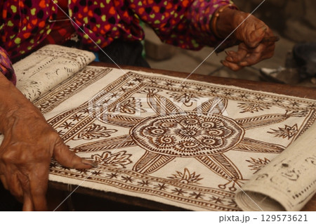 モン族の伝統的な模様 129573621