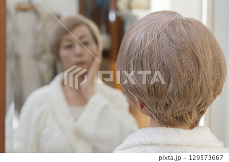 加齢によるシワやタルミが木になるシニア女性 129573667