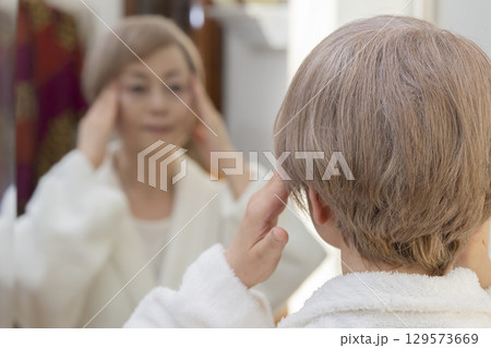 加齢によるシワやタルミが木になるシニア女性 129573669