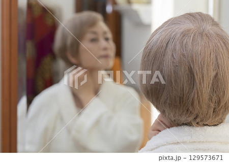 加齢によるシワやタルミが木になるシニア女性 加齢によるシワやタルミが木になるシニア女性 129573671