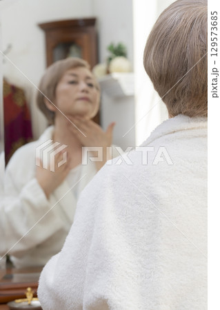 加齢によるシミやタルミが気になるシニア女性 129573685