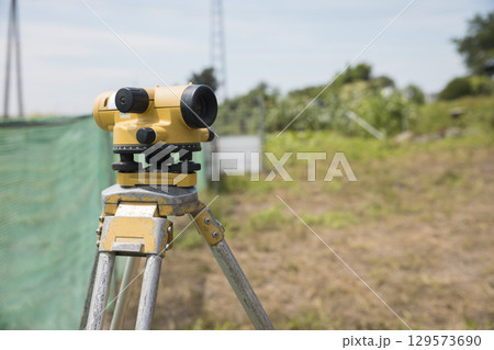 建設現場の測量機器イメージ 129573690