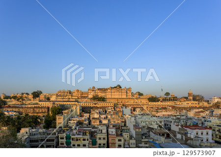 シティ・パレスとウダイプル町並み　　　　 129573907