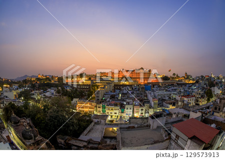 シティ・パレスとウダイプル町並み 129573913
